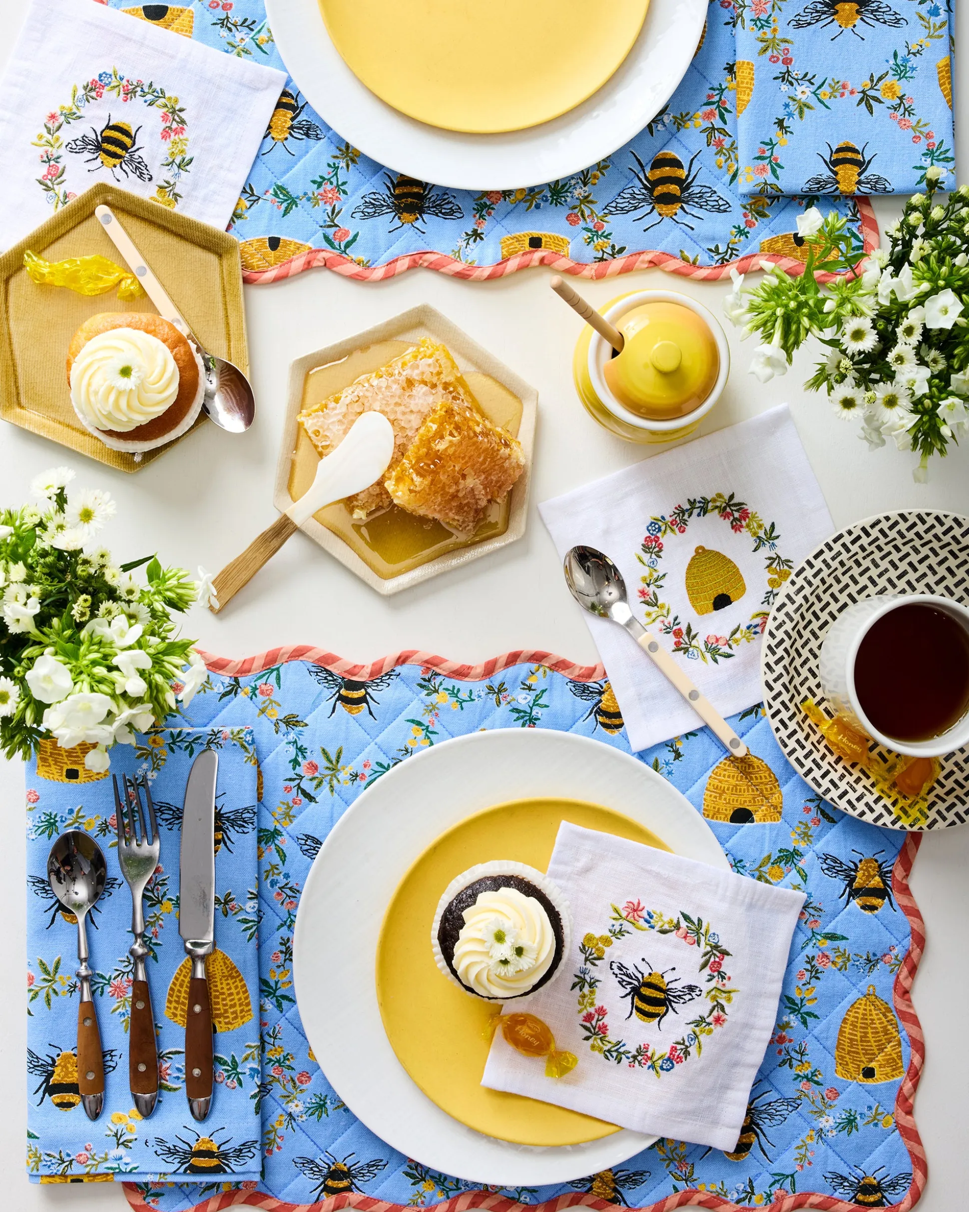 Set of 4 Placemats & Napkins Bundle in Sweet Bee